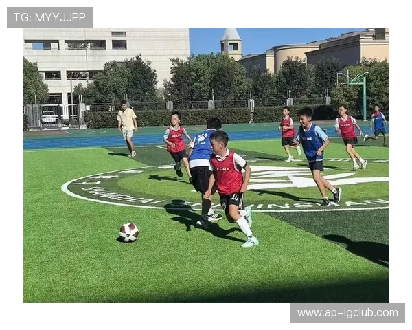 足球旋律：简单舞步助力运动激情与团队协作的完美融合